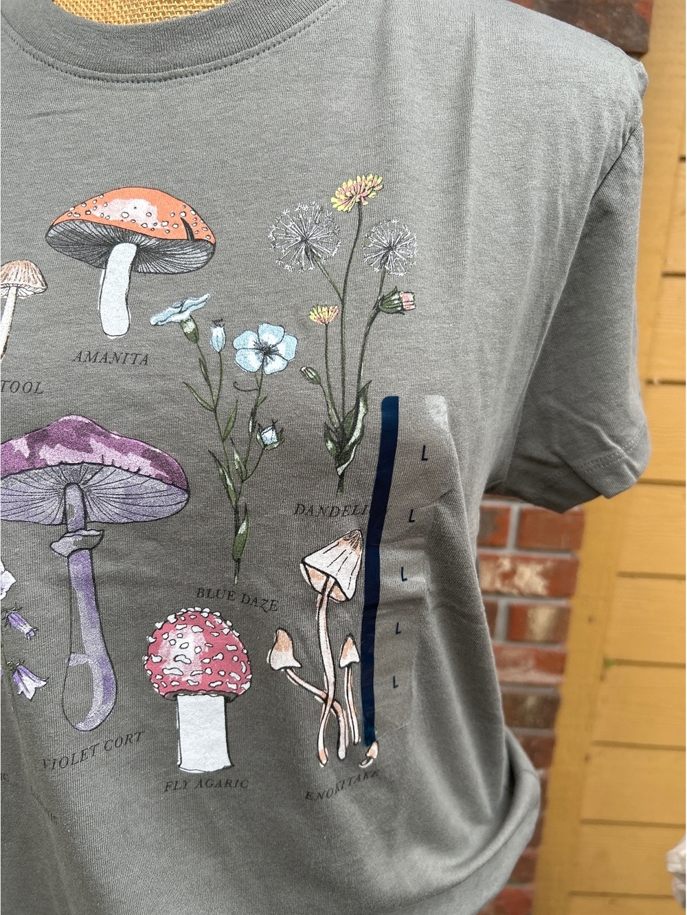 Doe Women's Large Gray Botanical Mushroom Graphic T-Shirt